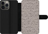 Bookcase Geschikt voor iPhone 13 Pro Max telefoonhoesje - Stippen - Zwart - Grijs - Met vakjes - Wallet case met magneetsluiting