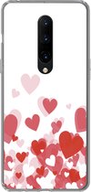 Geschikt voor OnePlus 7 Pro hoesje - Een illustratie van een regen van hartjes - Siliconen Telefoonhoesje
