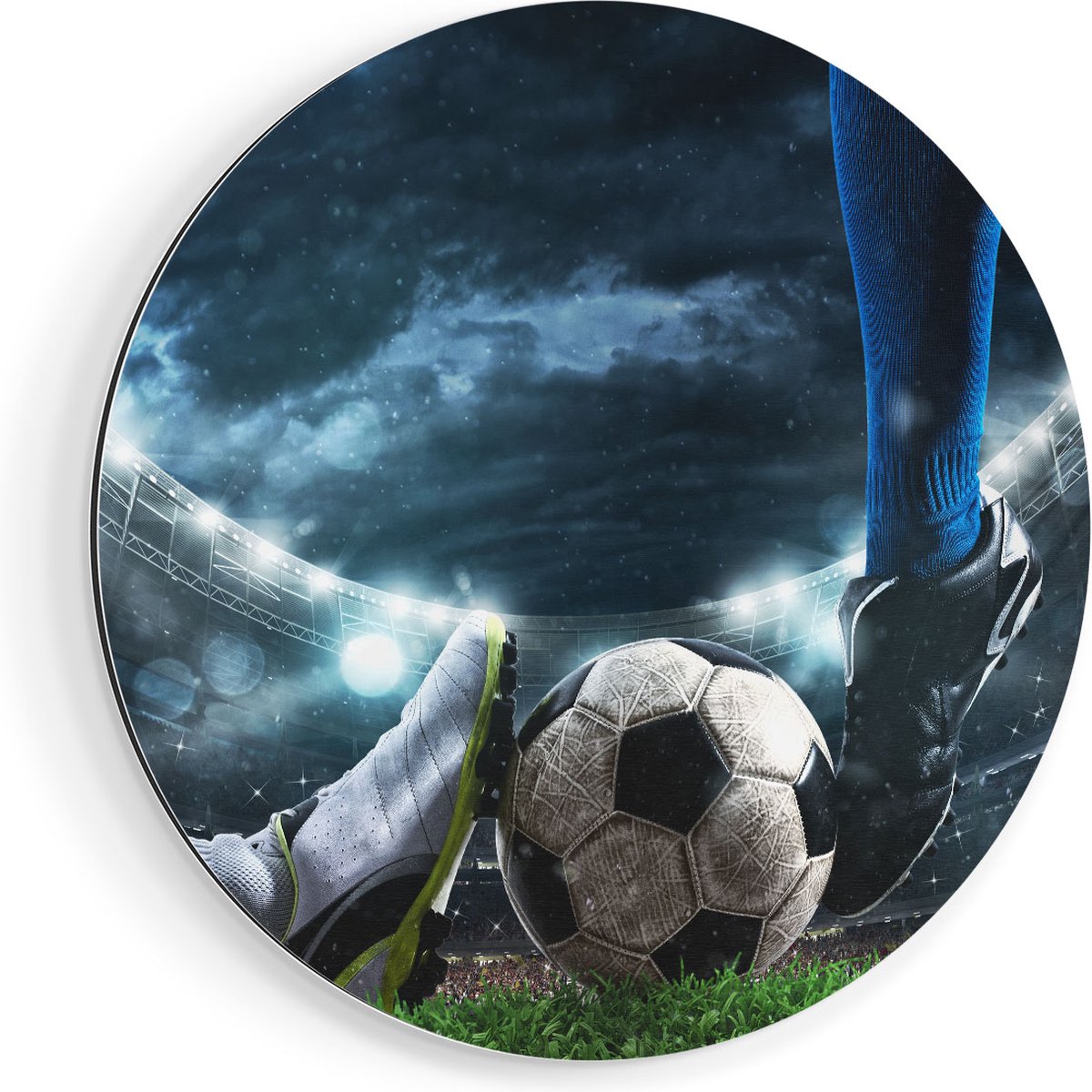 Artaza Dibond Muurcirkel Voetbal Sliding Op De Bal In Het Stadion - Ø 80 cm - Groot - Wandcirkel - Rond Schilderij - Voor Binnen en Buiten