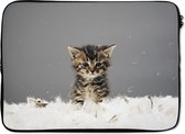 Laptophoes 14 inch - Kat - Kitten - Veren - Laptop sleeve - Binnenmaat 34x23,5 cm - Zwarte achterkant