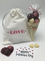 Cho-lala geschenksetje "Love" voor Valentijn | chocoladecadeau Valentijn | 65 gram chocolade hartjes | Love | Liefde | Valentijn geschenksetje 3-delig