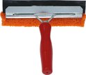 Raamtrekker met oranje spons, zwarte wisser en rood houten handvat.