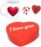 Valentijnsdag cadeau set koffie mok/beker Love hartje met deco strooi hartjes en snoepjes blikje 18 cm - Hartjes/liefde thema