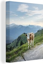 Canvas Schilderij Beierse koe in de Alpen - 60x80 cm - Wanddecoratie