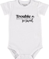 Baby Rompertje met tekst 'Trouble never looked so sweet' |Korte mouw l | wit zwart | maat 50/56 | cadeau | Kraamcadeau | Kraamkado