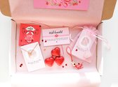 Valentijnspakket ''liefde'' cadeaupakket, valentijn, sieraden, rozenkwarts edelsteen, gelukspoppetje, liefdesthee, chocola, goudkleurig