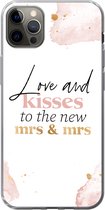 Geschikt voor iPhone 12 Pro Max hoesje - Quotes - 'Love and kisses to the new Mrs & Mrs' - Spreuken - Marmer print - Siliconen Telefoonhoesje