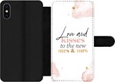 Bookcase Geschikt voor iPhone XS telefoonhoesje - Quotes - 'Love and kisses to the new Mrs & Mrs' - Spreuken - Marmer print - Met vakjes - Wallet case met magneetsluiting