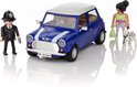 Blauwe Mini Cooper met wit dak, twee Playmobil-figuren en een dalmatiër. Een politieagent staat ernaast.