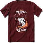 Cool People Do Fishing - Vissen T-Shirt | Oranje | Grappig Verjaardag Vis Hobby Cadeau Shirt | Dames - Heren - Unisex | Tshirt Hengelsport Kleding Kado - Burgundy - S