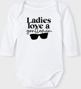 Baby Rompertje met tekst 'Ladies love a gentleman' |Lange mouw l | wit zwart | maat 50/56 | cadeau | Kraamcadeau | Kraamkado