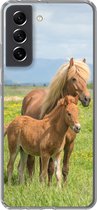 Geschikt voor Samsung Galaxy S21 FE hoesje - Paarden - Veulen - Berg - Siliconen Telefoonhoesje