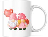 Valentijn Mok met tekst: Gnomes Love koppel met ballon en bloemen | Valentijn cadeau | Valentijn decoratie | Grappige Cadeaus | Koffiemok | Koffiebeker | Theemok | Theebeker
