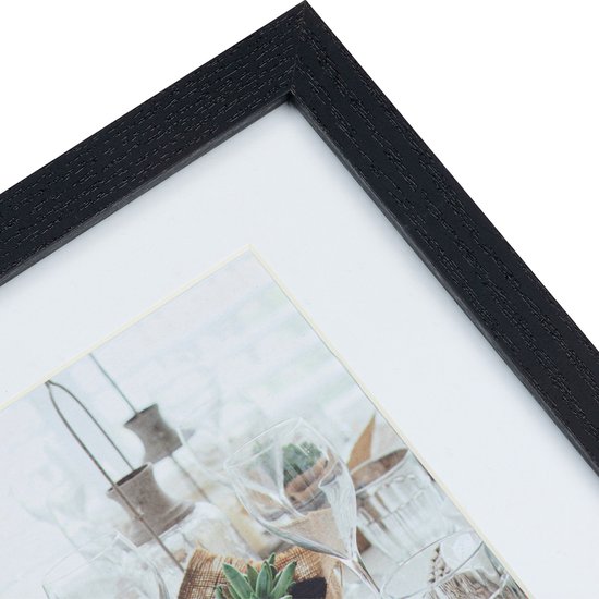 Détail d'un cadre photo noir avec gros plan d'une table dressée.