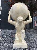 Beeld van Atlas, een reus die volgens de Griekse Mythologie het heelal droeg, met goudkleurige tint