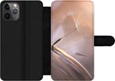 Bookcase Geschikt voor iPhone 11 Pro telefoonhoesje - Paardenbloem zaden - Abstract - Lucht - Met vakjes - Wallet case met magneetsluiting