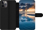 Bookcase Geschikt voor iPhone 11 Pro telefoonhoesje - Zonsondergang bij de Nederlandse kust - Met vakjes - Wallet case met magneetsluiting