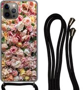 Hoesje met koord Geschikt voor iPhone 13 Pro - Rozen - Kleuren - Muur - Siliconen - Crossbody - Backcover met Koord - Telefoonhoesje met koord - Hoesje met touw