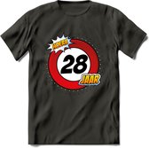 28 Jaar Hoera Verkeersbord T-Shirt | Grappig Verjaardag Cadeau | Dames - Heren | - Donker Grijs - M
