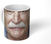 Mok - Een close-up van een oude man met een witte snor - 350 ML - Beker