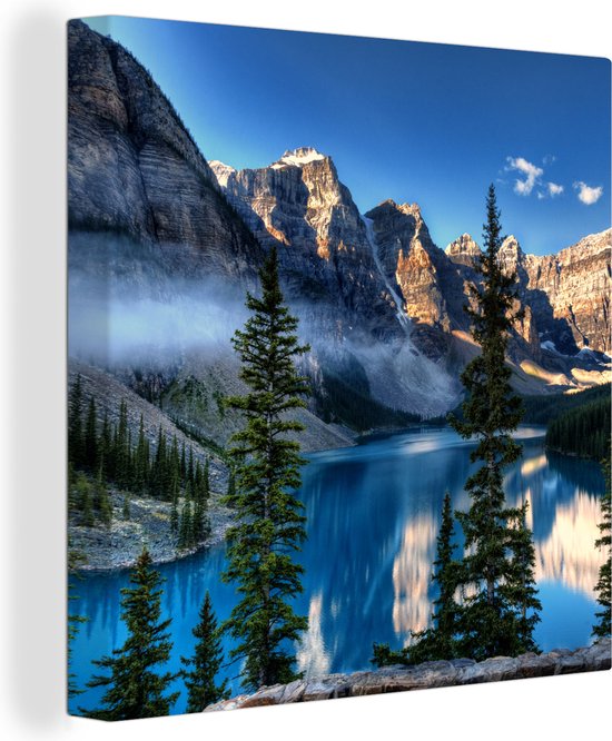 Canvas Schilderij Mistige ochtend boven Noord-Amerikaanse Moraine Lake in Canada - 50x50 cm - Wanddecoratie
