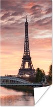 Poster Een mooie oranje lucht boven de Eiffeltoren in Parijs - 60x120 cm