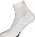 Gedetailleerde weergave van een witte Falke sportsok met ribbelstructuur.