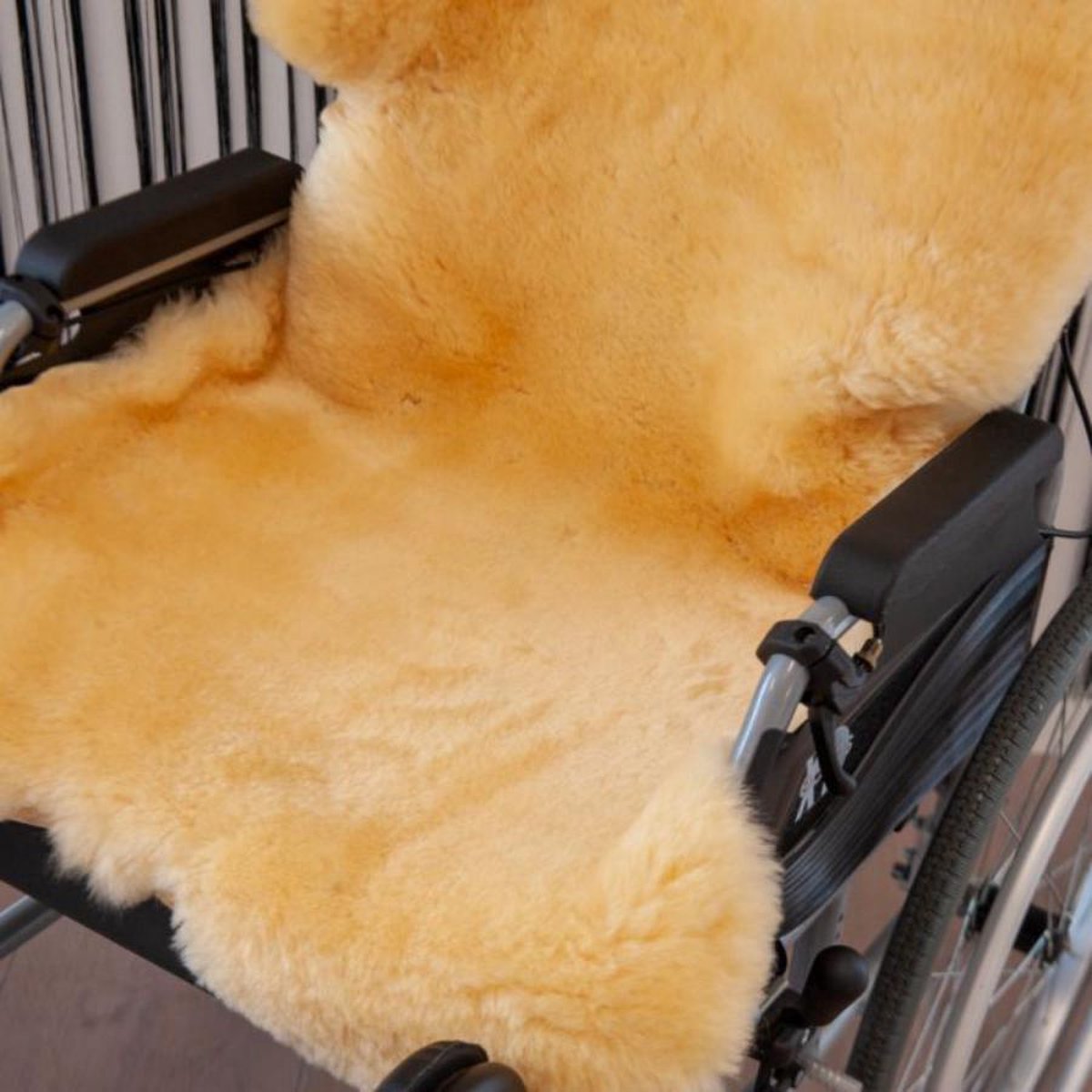Medicinale schapenvacht voor rolstoel - scootmobiel - met bevestigings  elastiek -... | bol.com