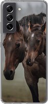 Geschikt voor Samsung Galaxy S21 FE hoesje - Paarden - Mist - Landschap - Siliconen Telefoonhoesje