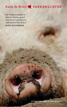 Close-up van de modderige snuit van een varken, met tekst van de boekcover 'Varkensliefde'.