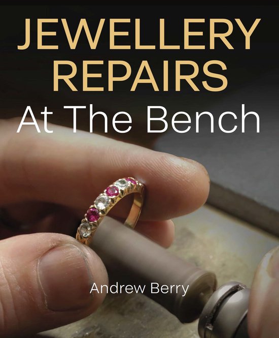 Boek 'Jewellery Repairs At The Bench' van Andrew Berry. Een gouden ring met witte en rode steentjes wordt vastgehouden door een hand.