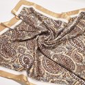 Crème satijnen vierkante sjaal met gedetailleerde bruine paisley-print, witte en gouden rand.