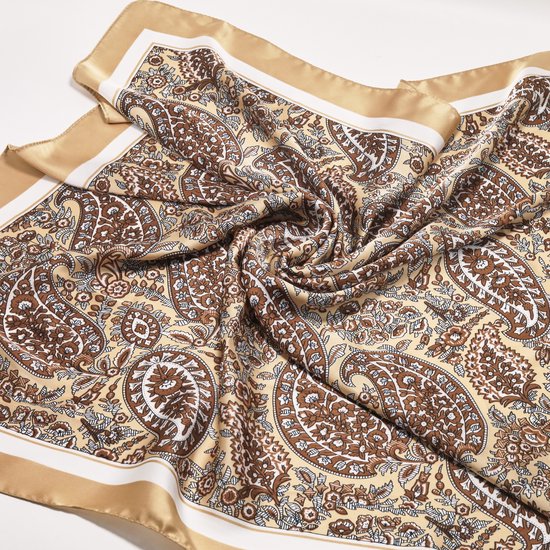 Crème satijnen vierkante sjaal met gedetailleerde bruine paisley-print, witte en gouden rand.