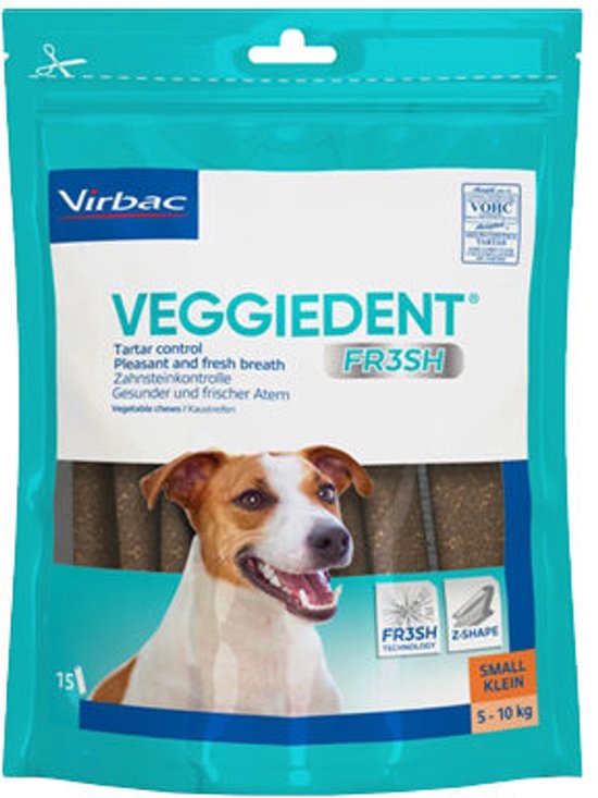 Verpakking met Virbac Veggiedent FR3SH voor kleine honden (5-10 kg). Een lachende hond kijkt naar de kijker.