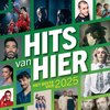 Collage d'artistes, dont une artiste en rouge, un homme barbu, une femme à cravate et un chapeau. Au centre, le titre 'HITS VAN HIER HET BESTE VAN 2025'.