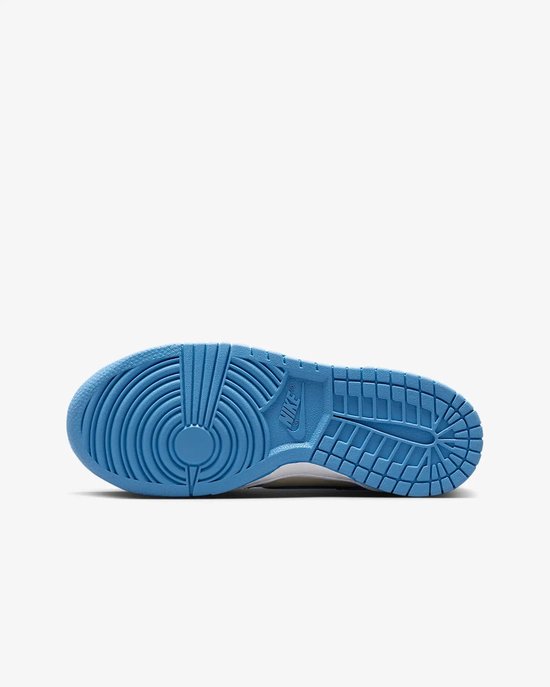 Zool van Nike Dunk Low sneaker in lichtblauw met cirkelvormig profiel.
