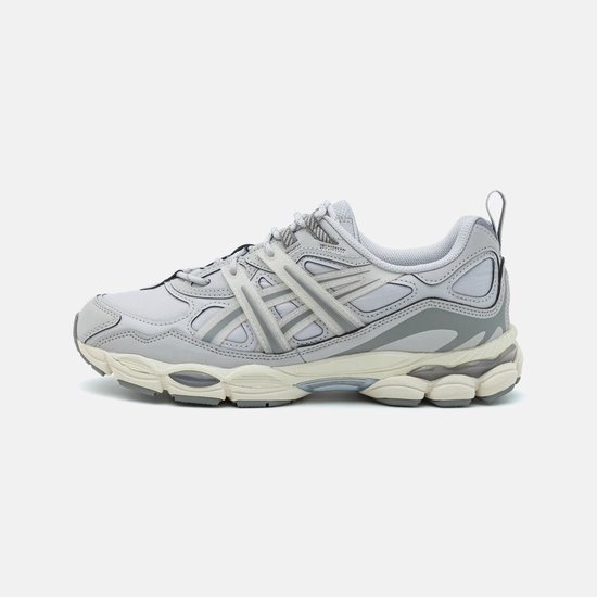 Vue latérale d'une sneaker ASICS Gel-NYC grise avec des semelles beiges.