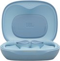 Lichtblauw laadstation met JBL Sense Lite oordopjes, met in de deksel het JBL logo.