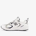 Zijaanzicht van een witte New Balance 408 sneaker met marineblauwe en grijze details.
