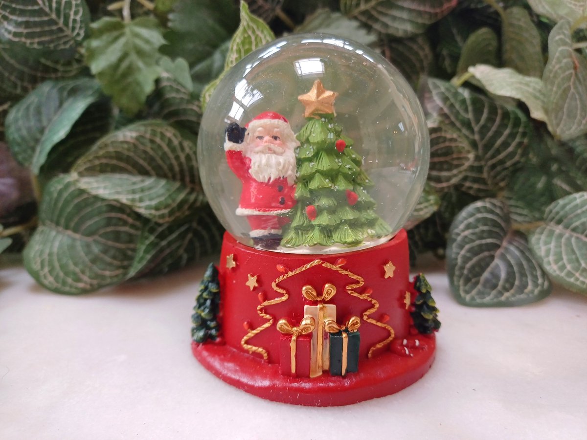 Sneeuwbol kerstman met kerstboom op rode voet versierd met pakjes Ø7cmx8.5cmH