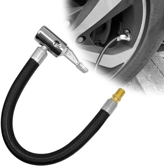 Zwarte slangadapter met metalen opzetstuk bij een autoband.