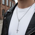 Halsketting met rozenkrans van zilverkleurig staal, gedragen door een man met een zwart leren jack.