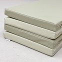 Drie lagen van de opvouwbare speelmat, beige, met ritssluiting.