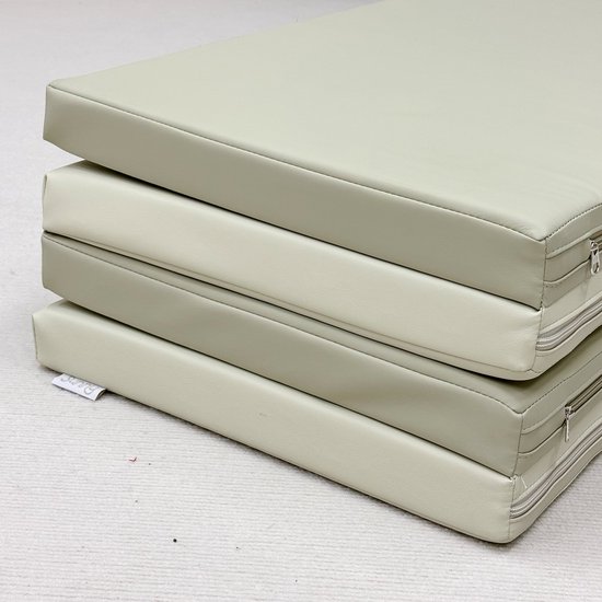Drie lagen van de opvouwbare speelmat, beige, met ritssluiting.
