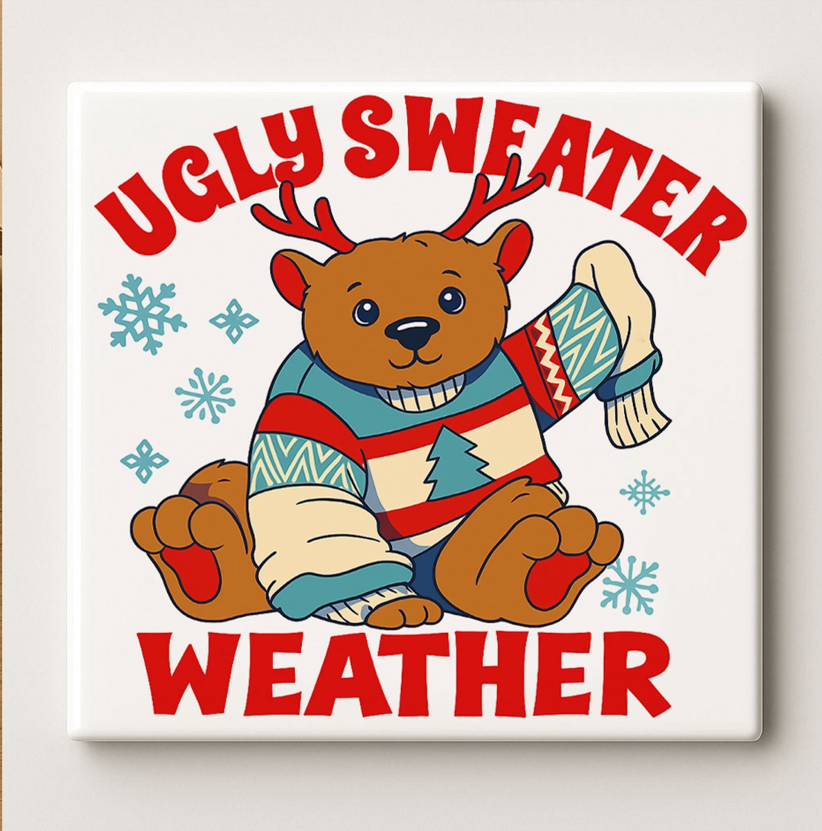 Nevolis Ugly Sweater Weather Kerstbeer Tegel – 15x15 cm Feestelijke Keramische Wandtegel – Schattige Winterdecoratie Cadeau voor Feestdagenliefhebbers Multi Color