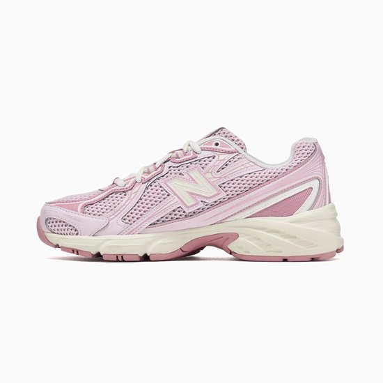 Lichtroze New Balance sneaker met beige en roze accenten. Witte N-logo en witte veters.