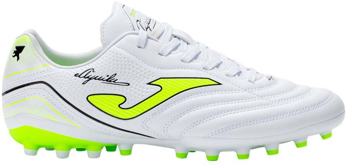 Witte Joma Aguila AG voetbalschoenen EU 40 met groene details, ontworpen voor comfort en duurzaamheid op kunstgras.