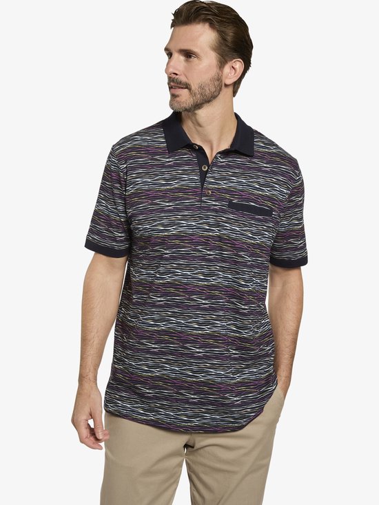 Man met donkerblauwe polo met veelkleurig streepdessin en beige broek.