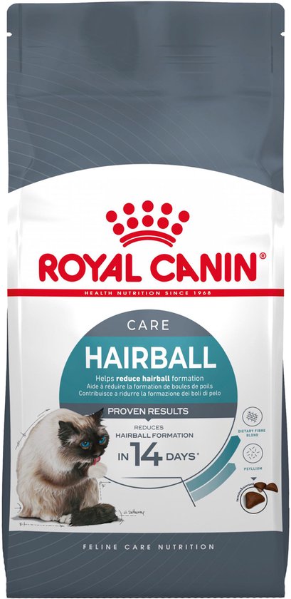 Zak Royal Canin Hairball Care kattenvoer met een Siamees katje dat zijn poot likt.