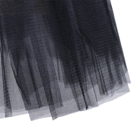 Detail van zwarte tule stof met plooien.